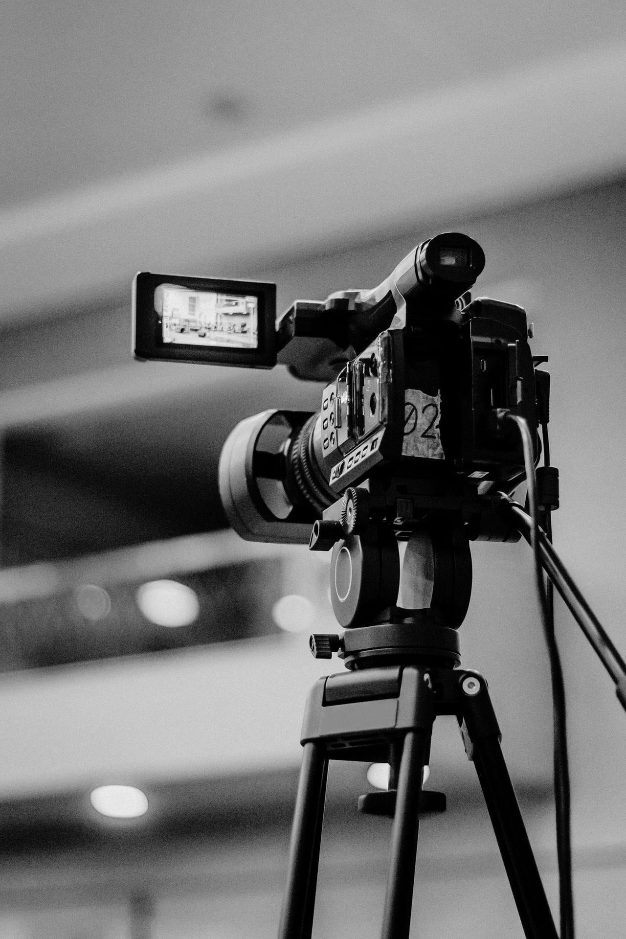 Caméra professionnelle sur trépied prête à filmer