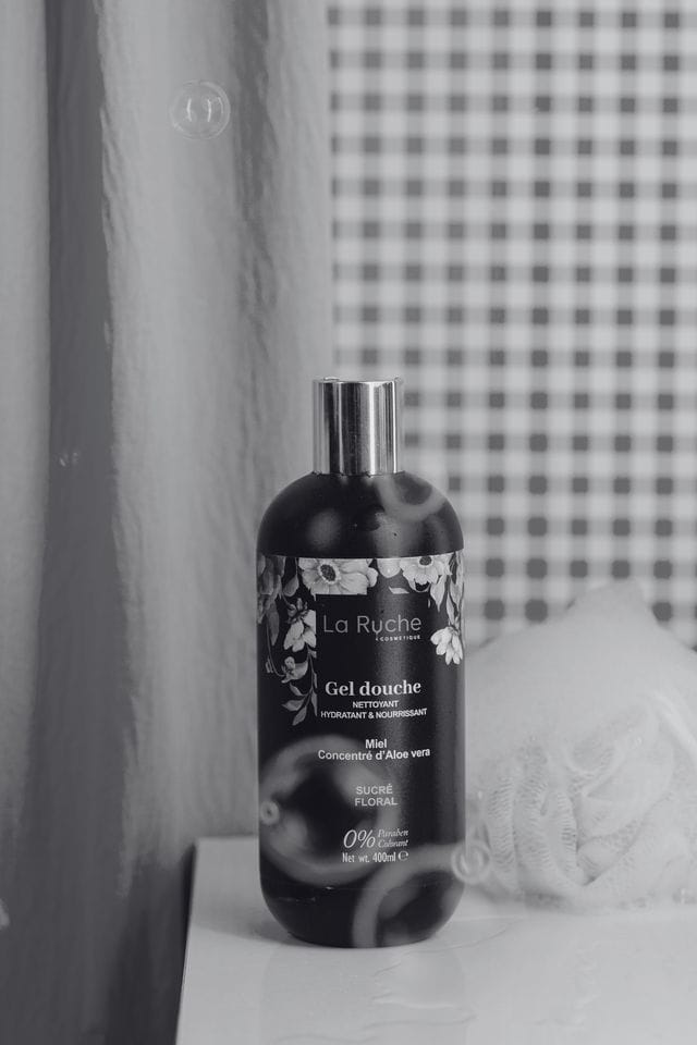 Flacon de gel douche La Ruche mis en scène pour un contenu UGC